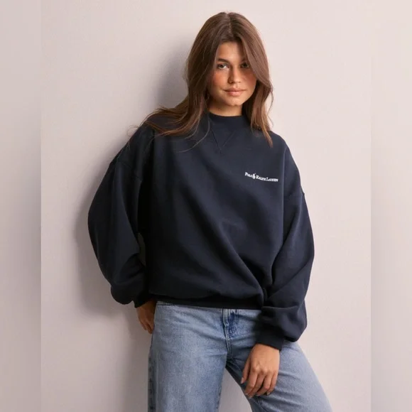 Polo Ralph Lauren Fleece LogoSweatshirt in Navy similar to Taylor Swift’s gold